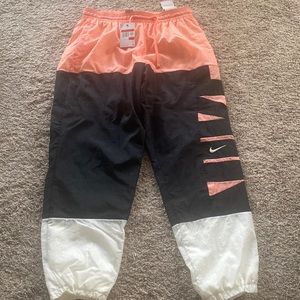 New with tags men’s Nike windbreaker pants.